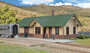 Walthers Cornerstone ~ HO Scale ~ Union Pacific-Style Depot ~ Kit ~ 933-4057