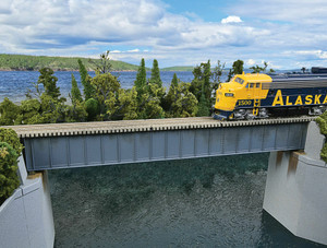 Walthers Cornerstone ~ HO Scale ~ 90' Single-Track Railroad Deck Girder Bridge ~ Kit ~ 12-7/16 x 1-3/16 x 1-3/16" 31.5 x 3.0 x 3.0cm ~ 933-4508