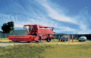 Walthers SceneMaster ~ HO Scale ~ Farm Combine ~ Kit ~ Includes Grain & Corn Heads ~ 949-11003