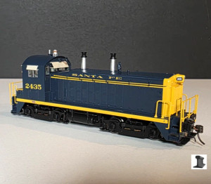 Rapido ~ HO Scale ~ EMD SW9 ~ Santa Fe #2424 ~ DC/DCC Sound Version ~ 027562