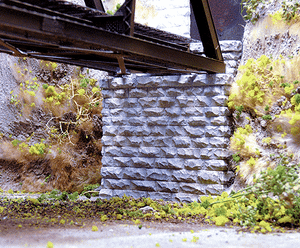 Chooch Enterprises ~ N Scale ~ Single-Track Cut Stone Bridge Abutment ~ 1-3/4 x 5/8 x 2-1/4" 4.5 x 1.6 x 5.7cm pkg(2) ~ 9840