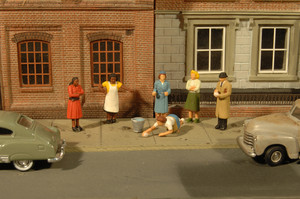 Bachmann ~ N Scale ~ Sidewalk People ~ 33267