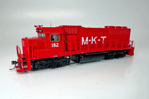 Rapido ~ HO Scale ~ EMD GP40 ~ Missouri Kansas Texas MKT #182 ~ DC/DCC/Sound ~ 40555