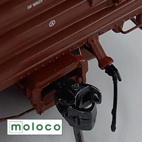 Moloco ~ HO Scale ~ Non-Cushioned Airhose Holders with Rubber Airhoses ~ 8 Pairs ~ AH-0309