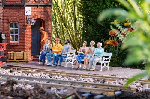 Pola G ~ G Scale ~ 6 Seated Passengers ~ 331530