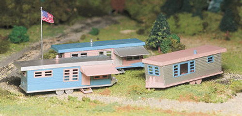 Bachmann ~ O Scale ~ Trailer Park with 3 Trailers and Flag Pole with Flag ~ 45612