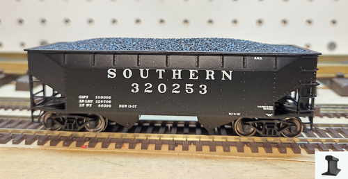 Atlas ~ HO Scale ~ Trainman Offset-Side 2-Bay Open Hopper with Load ~ Southern Railway #320253 ~ 20007431