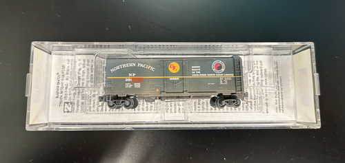 Micro Trains ~ Z Scale ~ 40' Plug-Door Boxcar ~ Northern Pacific #98 ~ 50244150