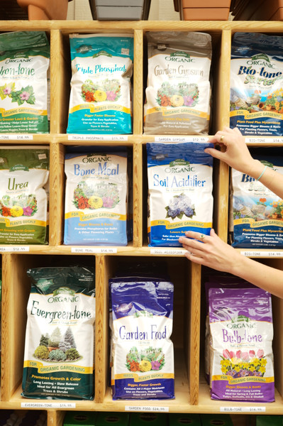 Fertilizing Outdoor Gardens and Containers 