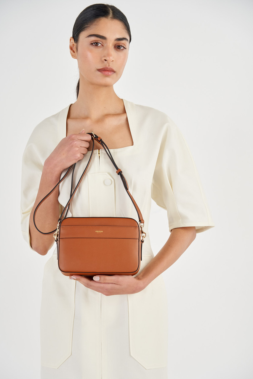【OROTON】AUS大人気ブランド/大人なレザーカメラバッグ Harvey Camera Crossbody - Cognac | Oroton