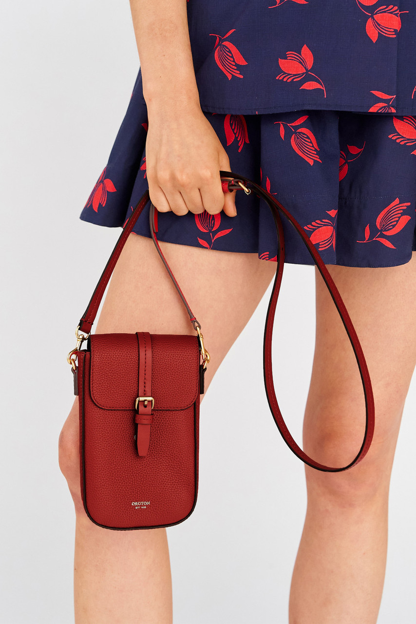 【OROTON】Dylan/スマートフォンケース/クロスボディ Dylan Buckle Phone Crossbody - Dark Ruby | Oroton