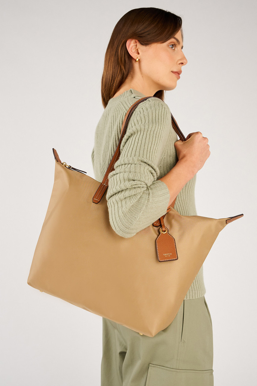 セール★OROTON Lilly ナイロン軽量トートバッグ パソコン収納可 LILLY NYLON LIGHT WEIGHT TOTE BAG - Mushroom/Cognac | Oroton