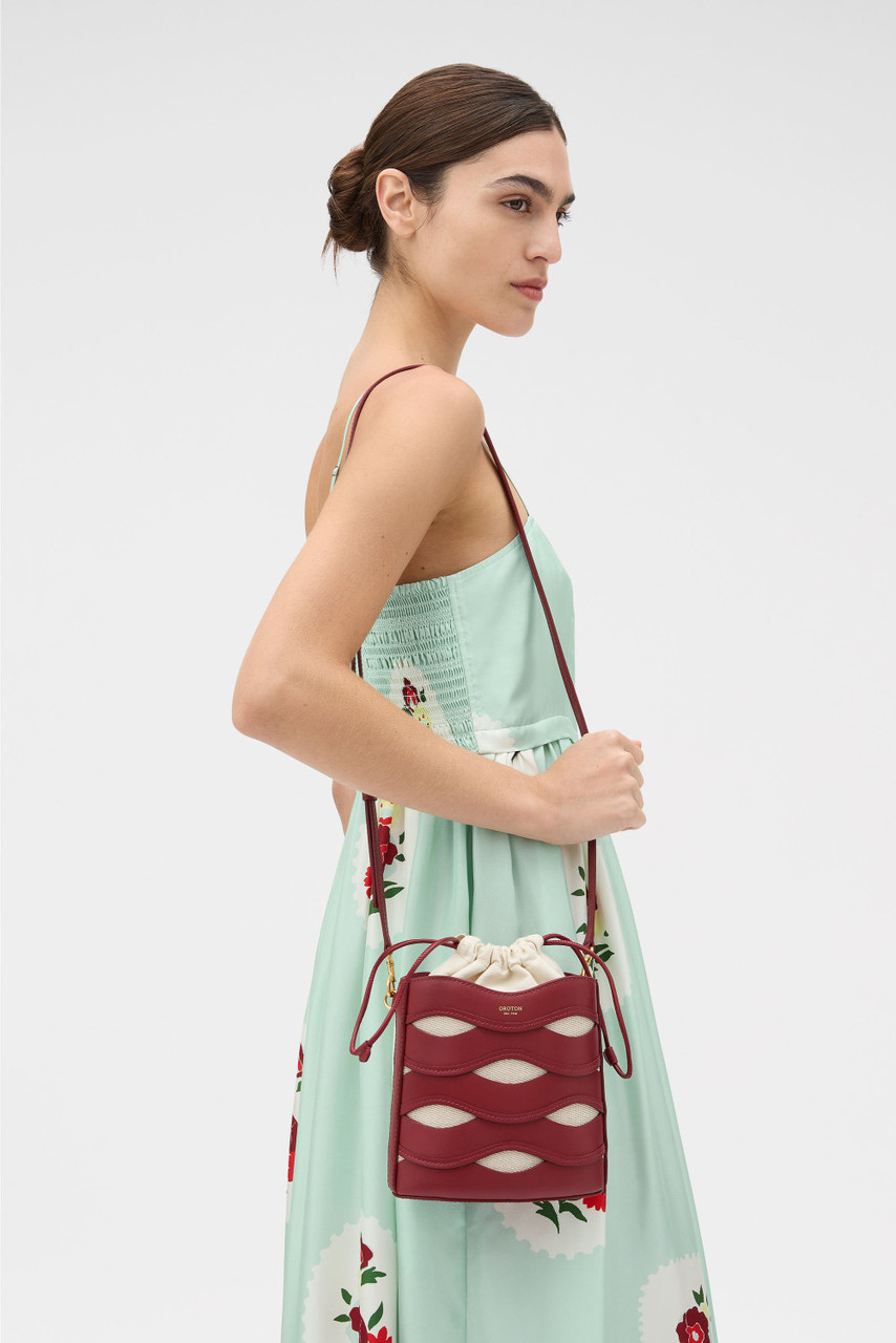 【OROTON】LEIGH RIC RAC BUCKET BAG★お出かけの素敵コーデに!! LEIGH RIC RAC BUCKET BAG - Cherry | Oroton