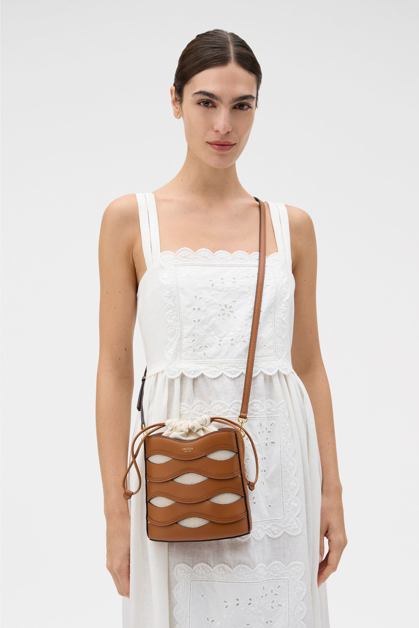 【OROTON】LEIGH RIC RAC BUCKET BAG★お出かけの素敵コーデに!! LEIGH RIC RAC BUCKET BAG - Amber | Oroton