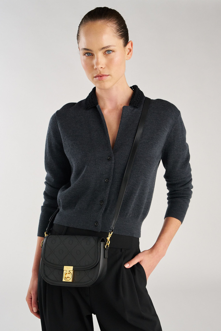 【OROTON】AUS大人気ブランド YVONNE SMALL SADDLE BAG YVONNE SIGNATURE SMALL SADDLE BAG - Black | Oroton
