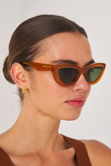 Profile view of model wearing the Oroton Lennox Sunglasses in Umber and Acetate for Women .