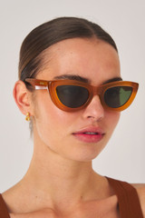 Profile view of model wearing the Oroton Lennox Sunglasses in Umber and Acetate for Women .