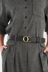 Profile view of model wearing the Oroton Ali Wide Reversible Belt in Black/Cognac and Premium smooth leather for Women .