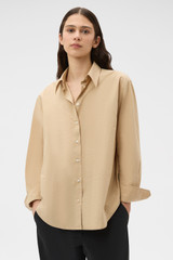 Profile view of model wearing the Oroton Wren Poplin Shirt in CASHEW and 100% cotton fabric for Women . IP:2