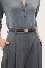 Profile view of model wearing the Oroton Yvonne Narrow Belt in Coffee Bean and Premium pebble leather for Women .