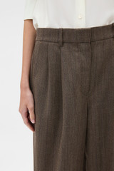 Profile view of model wearing the Oroton Herringbone Pleat Pant in Nutmeg and 100% wool fabric for Women .