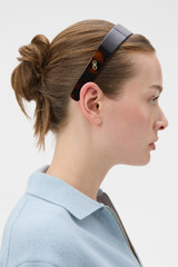 Profile view of model wearing the Oroton Daphne Headband in Tort/Brass and Acetate and brass material for Women .