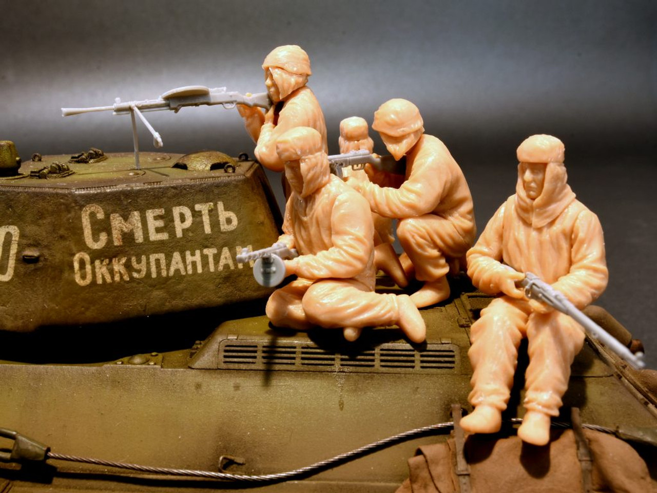 WWII Soviet Assault Infantry in Winter Camouflage Cloaks w/Guns (5) 1/35  Miniart Models