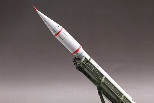 2P16 Launcher with 2k6 Luna (FROG-5) Missile  1/35 Trumpeter