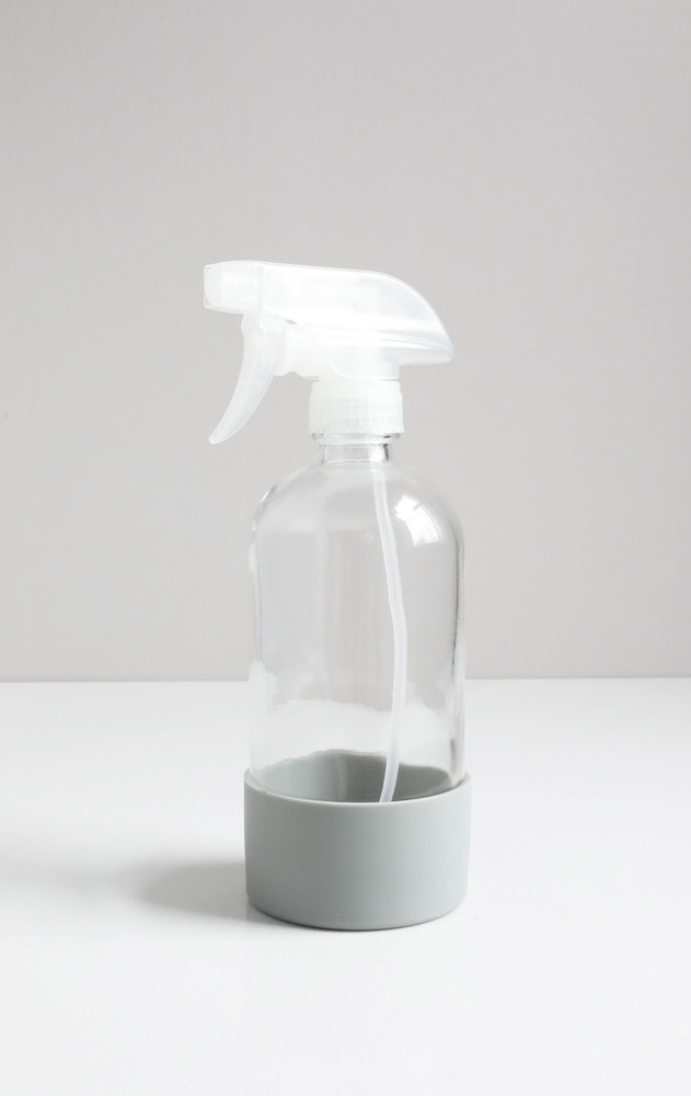 https://cdn11.bigcommerce.com/s-i17pk3h6/images/stencil/1000x1000/products/361/2389/rail19-clear-spray-bottle-with-grey-silicone-non-slip-bottle-sleeve-RAIL19__25421.1655399176.jpg?c=2