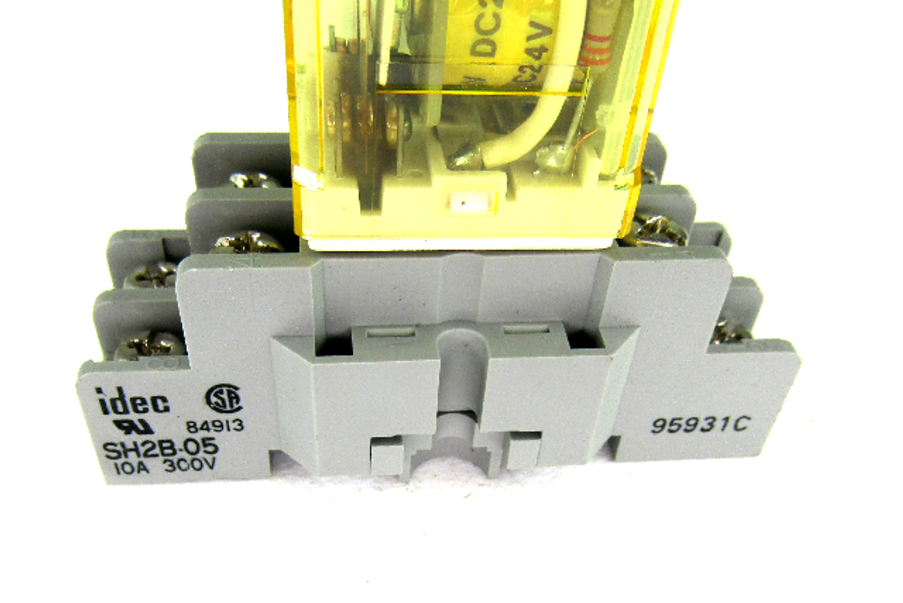 Idec SH2B-05 Relay Socket w/ RH2B-UL Power Relay, 24VDC, 300V