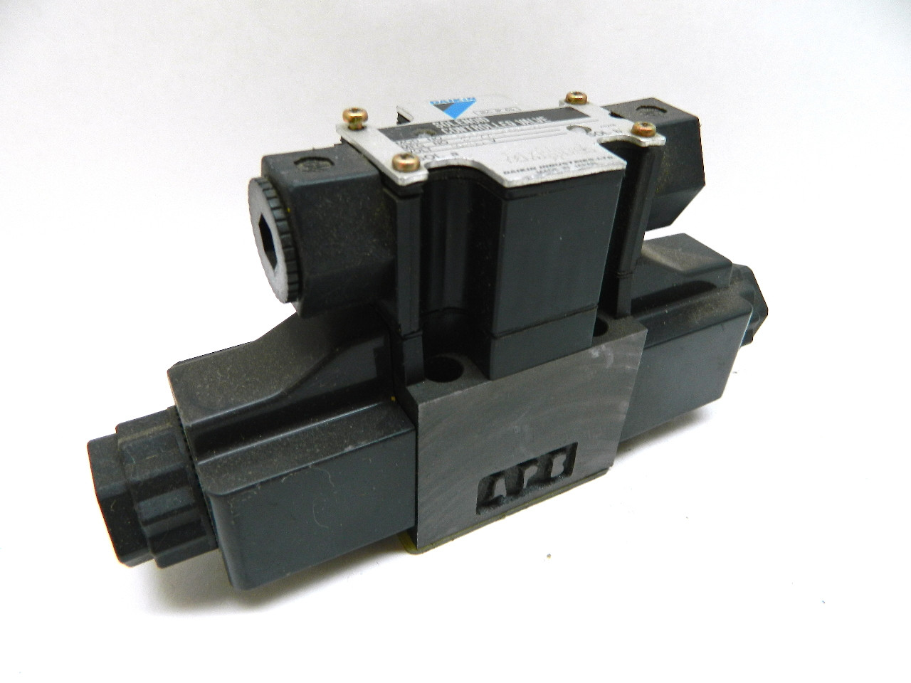 Daikin KSO-G02-66CB-30 Solenoid Operated Hydraulic Valve 200Vac Spring Center