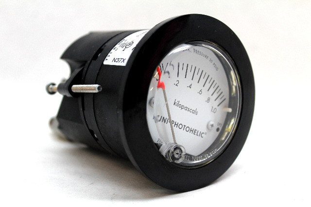 Dwyer Mini-Photohelic MP-1KPA-NPT Differential Pressure Switch/Gauge