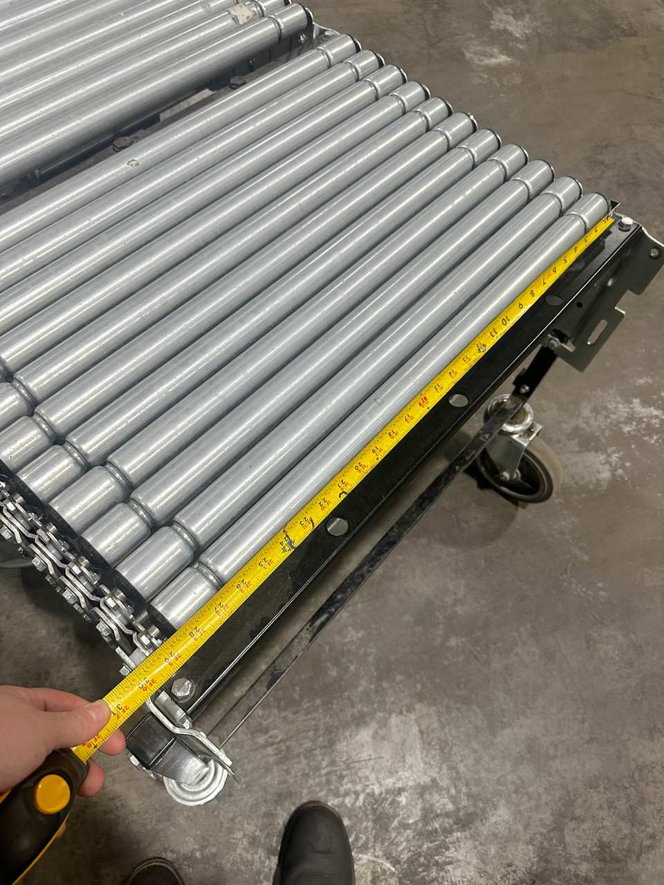 Best Flex 28" Wide Roller Conveyor Expands From 22' to 40' Long 6" Caster Wheels
