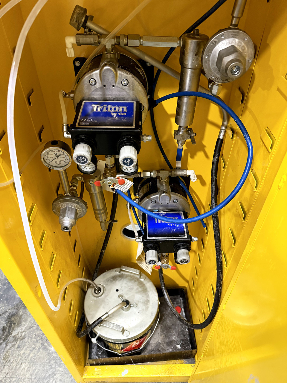 Graco 233487 Triton AL Pump Package with Wall Mount, Graco Filter, & Regulator
