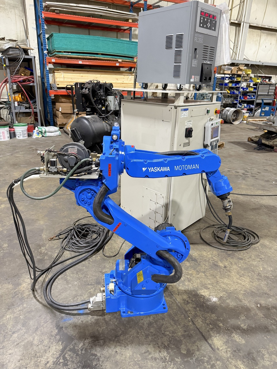 Motoman SSA-2000 Welding Robot NX100 Control & Motoweld RL350 Welder