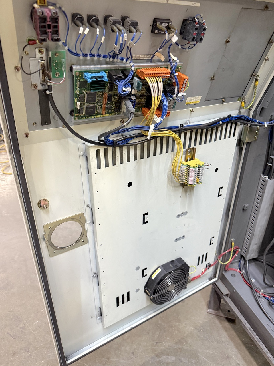 FANUC M-710iC/50 Robot 50kg Payload R-J3iC Controller Teach Pendant - TESTED