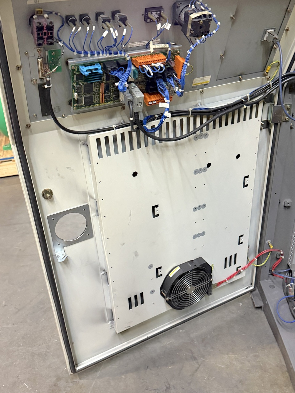 Fanuc R-2000iB/165F Robot R-J3iC Control Teach Pendant 165Kg Payload w/ Base