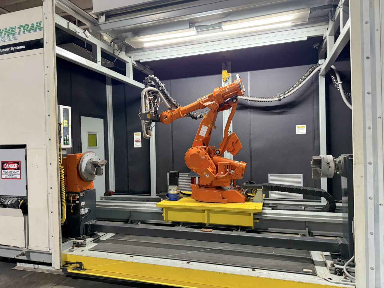 ABB IRB 4400/45 Industrial Robotic Arms Image 2