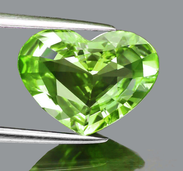 12x9 mm Heart 4.88cts Outstanding Luster Natural Green Apatite [Flawless-VVS]
