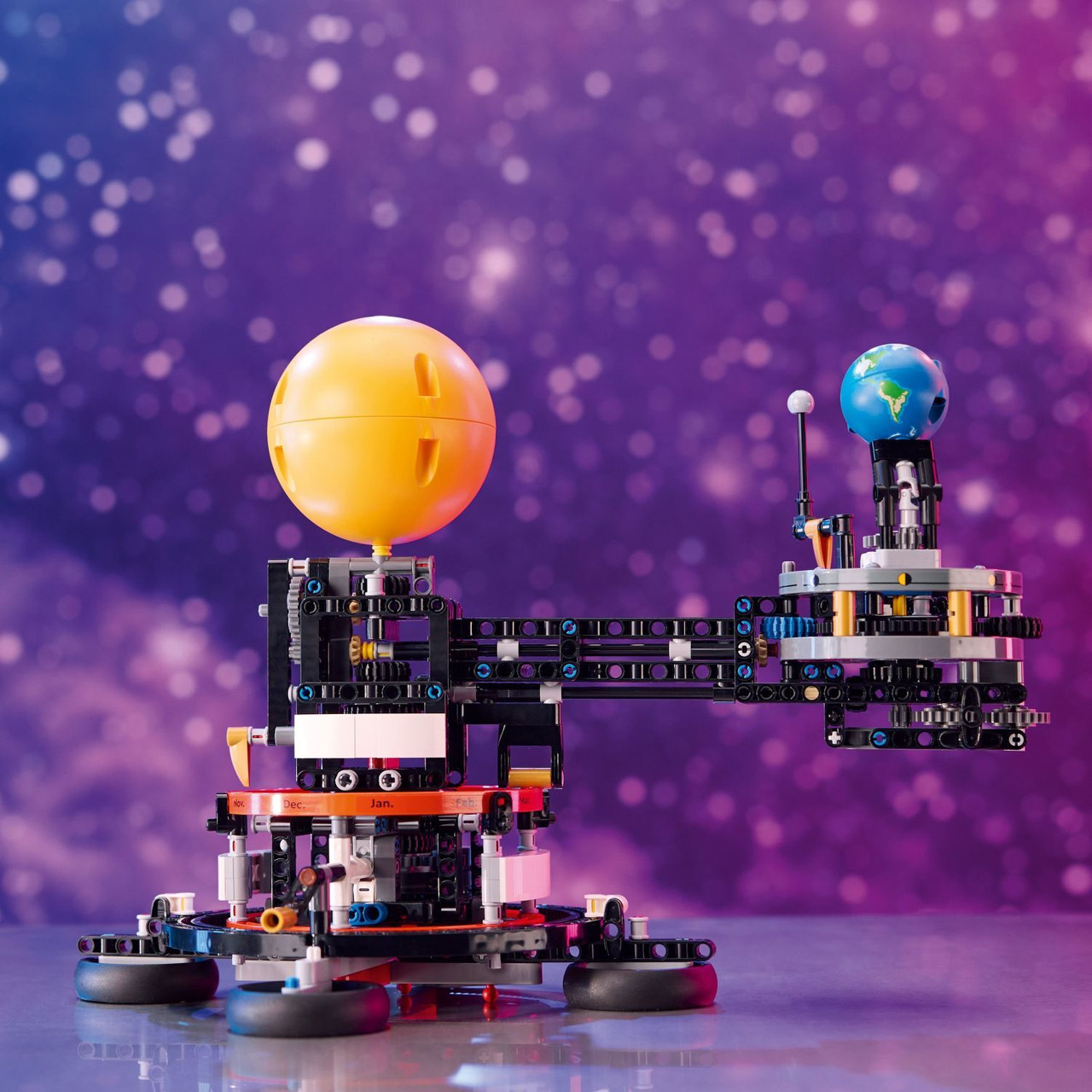 LEGO® Technic: Planet Earth and Moon in Orbit 5