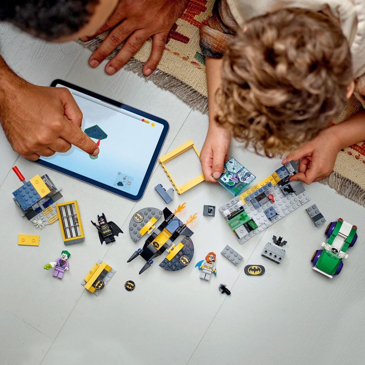 LEGO Super Heroes DC: The Batcave™ with Batman™, Batgirl™ and The Joker™ 3