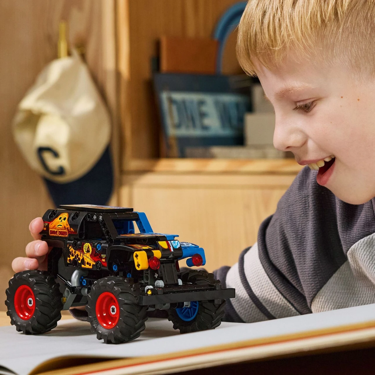 LEGO Technic: Monster Jam™ Grave Digger™ Fire and Ice 4