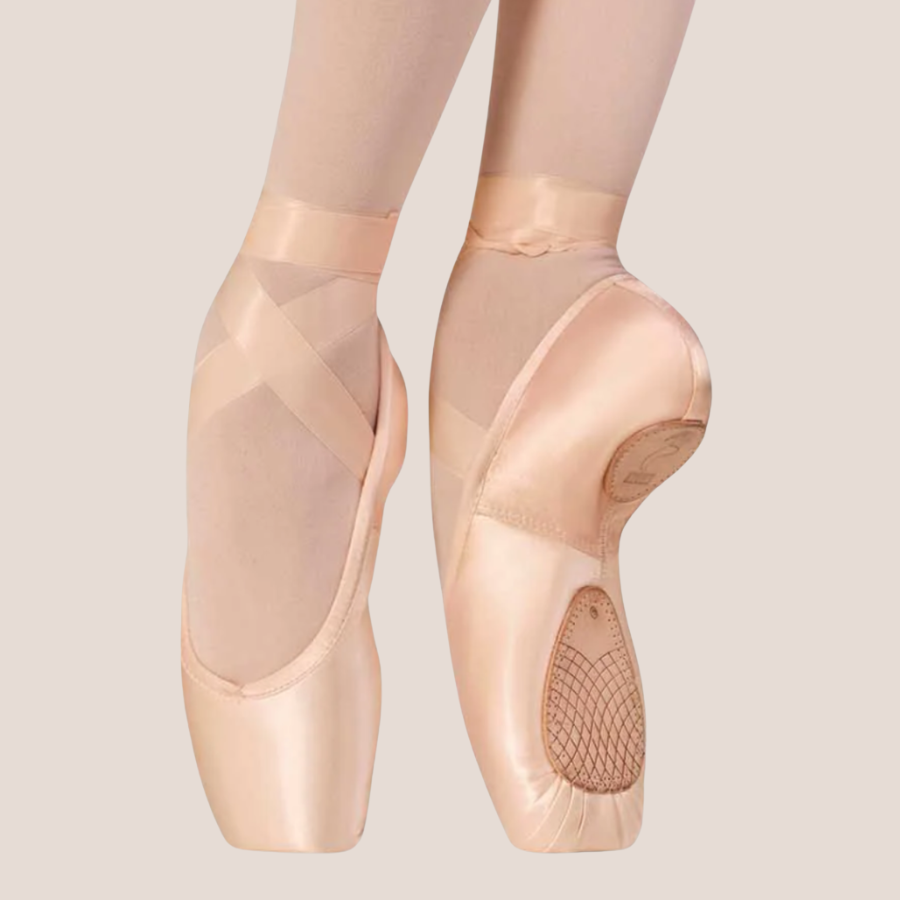 Pink satin pointe shoes en pointe