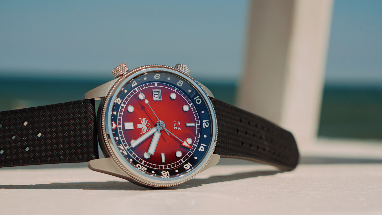 PHOIBOS EAGLE RAY GMT PX023E 300M Dive Watch Red