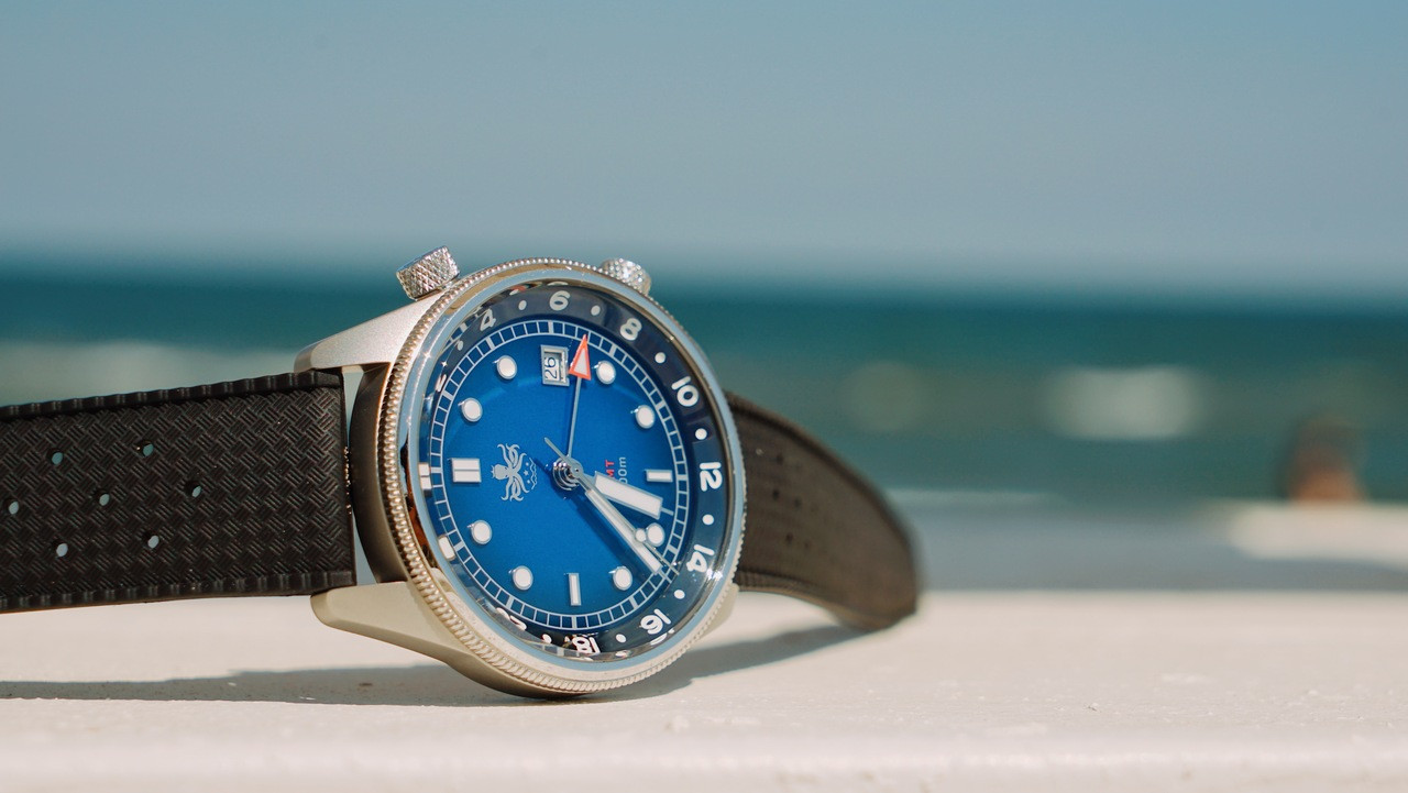 PHOIBOS EAGLE RAY GMT PX023B 300M Dive Watch Blue
