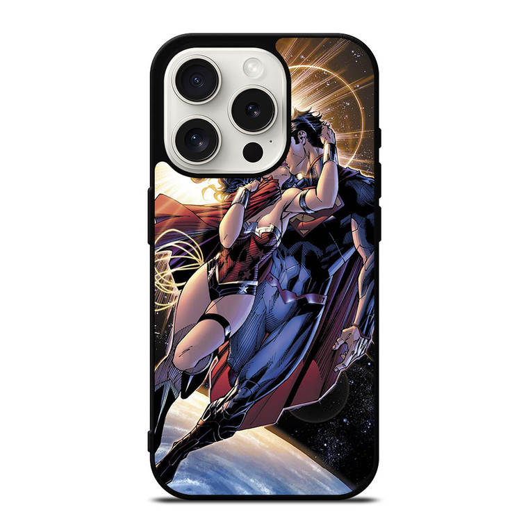SUPERMAN KISSING WONDER WOMAN iPhone 15 Pro Case Cover