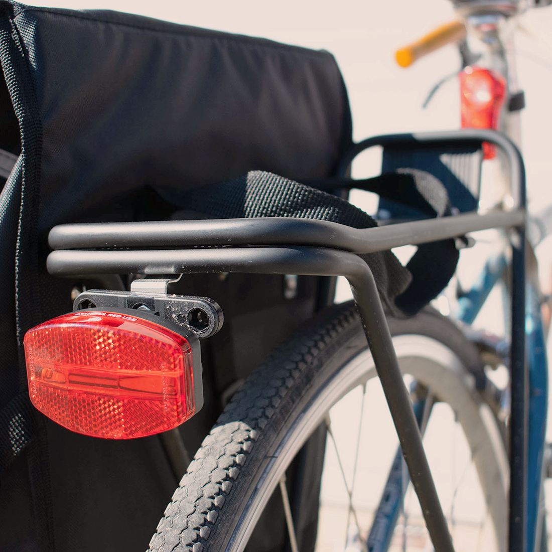 bicycle tail light for rear rack