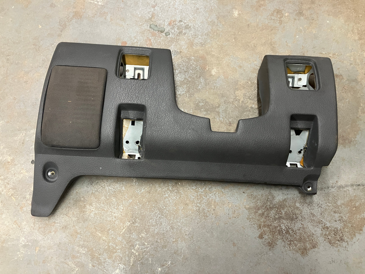 USED - MONTERO Gen2, 2.5 - Dash Knee Panel
