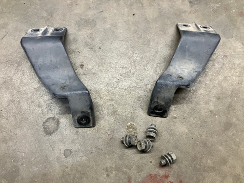 USED - MONTERO Gen 2 - Grille Upper Bracket