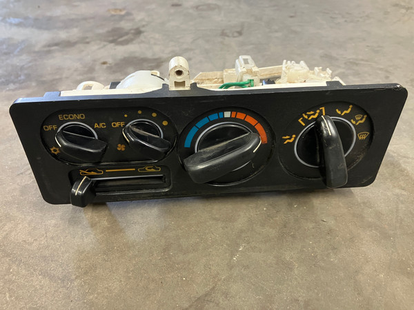 USED - MONTERO Gen2 - HVAC Control Assembly (MB657317)